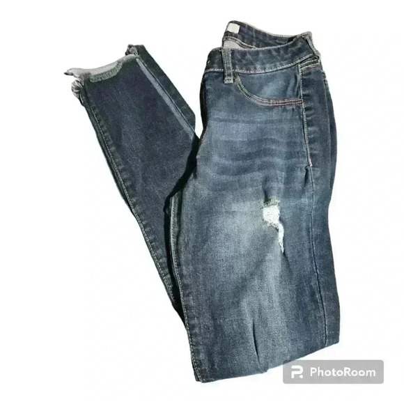 Ladies distressed refuge dark wash jeans! - Picture 2 of 3